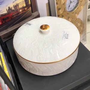 مضيفة بورسلان ابيض منقش وردة حيف مذهب بغطاء 25سم مضيفة بورسلان ابيض منقش وردة حيف مذهب بغطاء 25سم